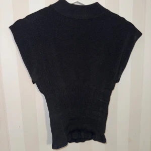 Festtopp - Topp med ”korsett” liknande form och axelpuffar.   Nyskick, skicka meddelande för bilder på.