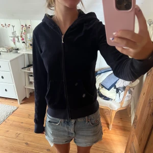 Mörkblå juicy zip - Juicy zip i fint skick, använd så några stenar saknas men inget man tänker på