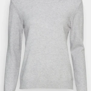 Stickad tröja - Säljer nu min super sköna stickade tröja från vila då den aldrig kommer till användning. Använd fåtal gånger. Inga defekter! Nypris ca 400kr