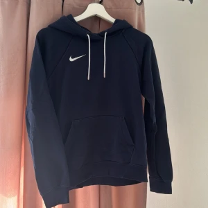 Mörkblå Nike hoodie - Knappt använda mörkblå Nike hoodie i storlek XS
