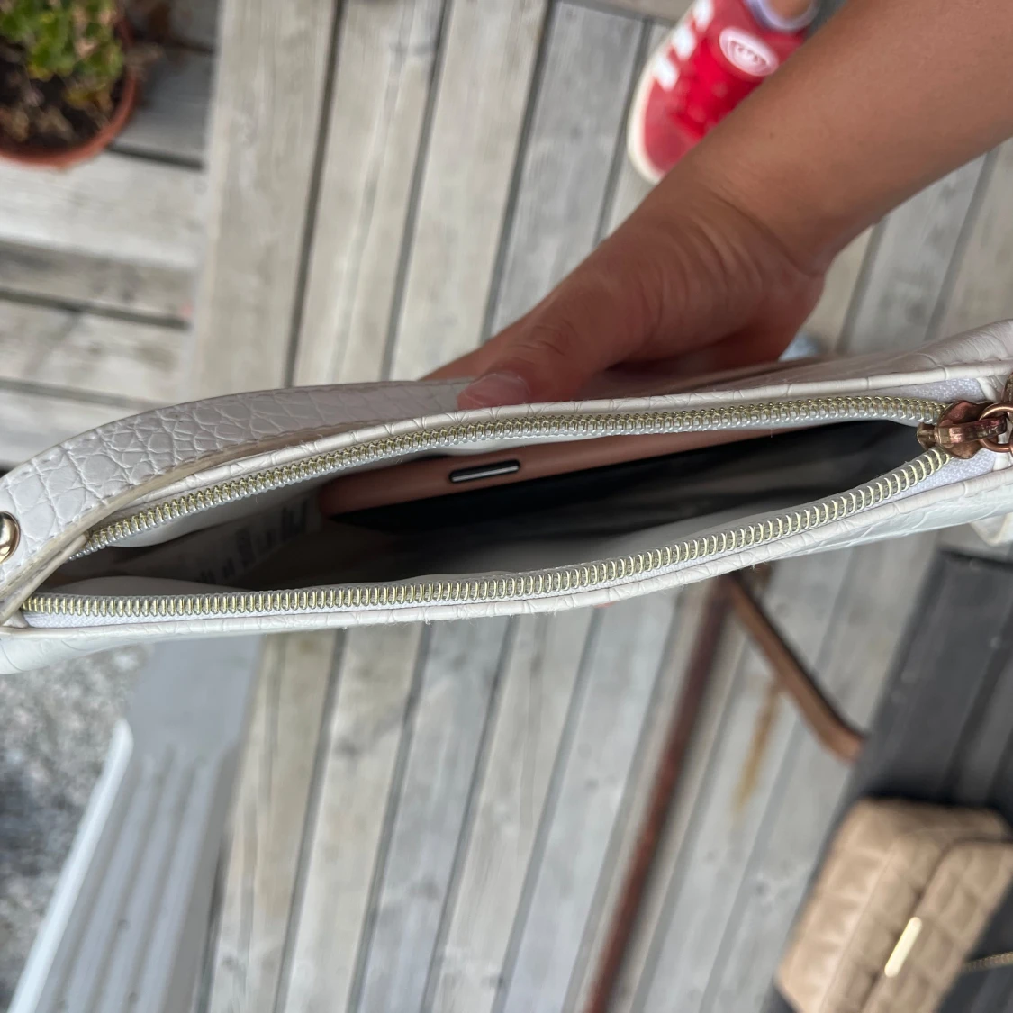 Vit axelväska med krokodilmönster - 91