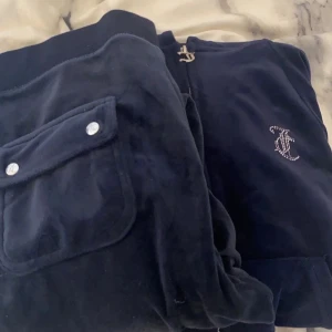 Juicy couture  - Säjer ett super fint juicy sett då jag inte använder det längre.💘om du vill köpa separat så kostar tröjan 200 och byxorna 400kr
