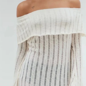 Off shoulder klänning  - Från UrbanOutfitters, helt ny med lapp kvar! Jätte cool och fin!!!!
