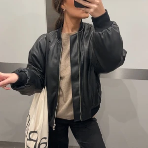 Bomberjacka skinn - Säljer min underbara jacka från NA-KD då jag tyvärr fått för mig å halvt byta klädstil 🥲 älskar denna jackan men kommer tyvärr inte till användning! Jätte fint skick, inga skråmor eller liknande. Ordinarie pris 1099, men säljer för 500 eller bud 🙂