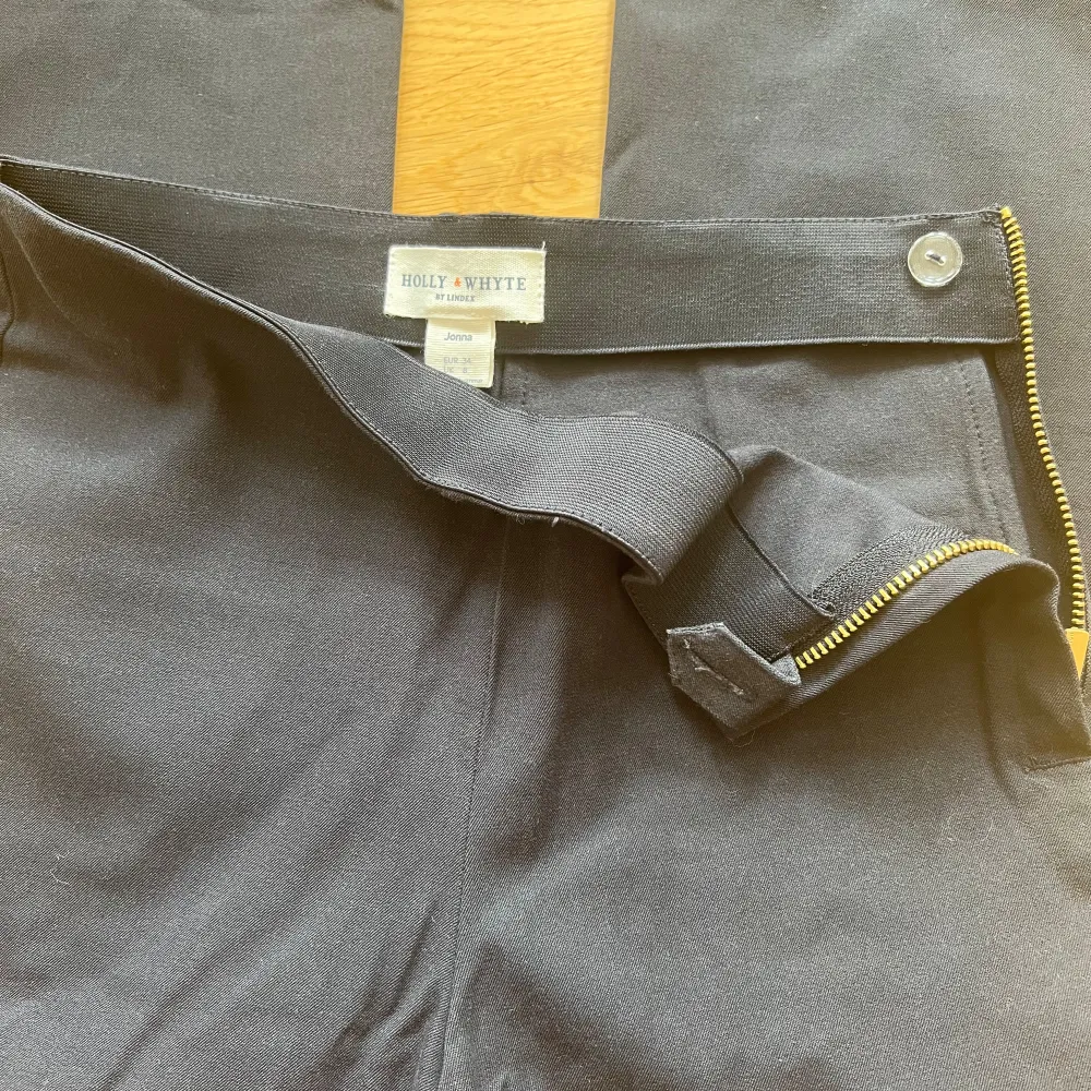 Helt oanvända marinblå kostymbyxor💖 Nypris är 499 kr Kontakta mig vid intresse och tveka inte med att ställa frågor🥰. Farkut & Housut.