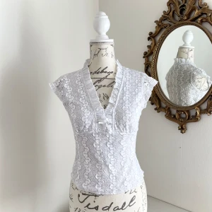 Vit spets topp - Vintage spets topp med söta volanger som passar storlek xs-s 🦢