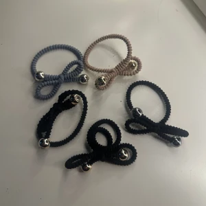 Fem hårsnoddar med rosett - Säljer dessa trendiga hårsnoddar som funkar lika bra som armband! Oanvända och superfina!