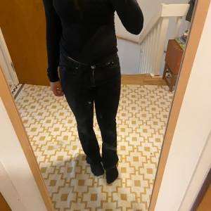 svarta bootcut jeans - snygga svarta midwaist bootcut jeans från gina, jeansen är i bra skick och säljer då dom knappt kommer till använding
