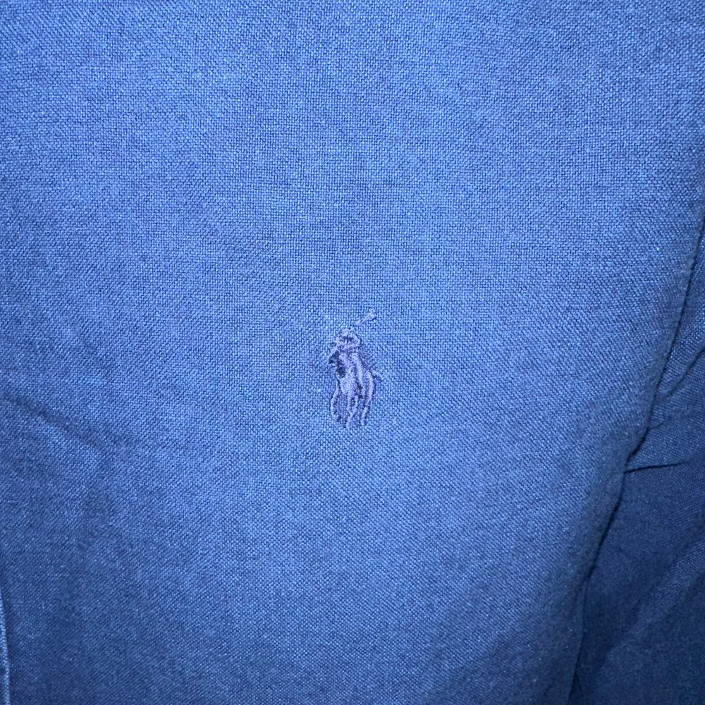 Säljer min marinblåa indigo Oxford Ralph Lauren skjorta, perfekt till hösten. Den är sparsamt använd och finns inga tecken på användning. Hör av dig vid frågor!. Skjortor.