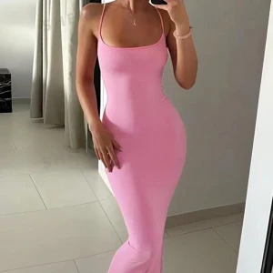 Klänning - Säljer min jättefina bubbelgums rosa maxi klänning med tunna straps🩷 Skriv privat för mer info och bilder. Storlek M men passar S också