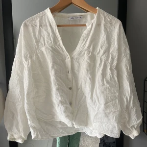 Vit zara blus - Super fin blus som inte kommer till användning då jag har för många vita blusar, storlek M men passar S 