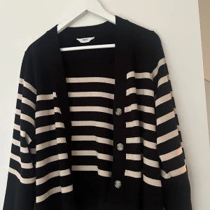 Kofta - Beställd från Nelly aldrig använd! Svart med beiga ränder