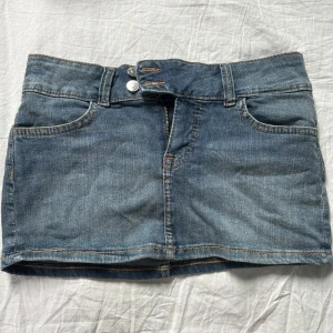 Minikjol - Säljer en minikjol i denim, storlek 38, helt oanvänd!❤️