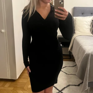 Svart stickad klänning från Amisu - Säljer en jättebekväm svart stickad klänning från Amisu (Newyorker). Klänningen är i storlek 34 och har en tight men väldigt stretchig passform. Perfekt både till vardags och fest!