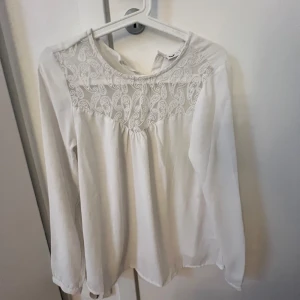 Spets blus - Vit spets blus från cubus i strl 34