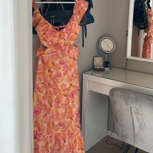 Orange zara klänning - Intresse koll på min otroligt fina zara klänning, populär och säljs inte längre. Jag har sytt på bh-band på axlarna för att inte klänningen ska falla ner från armarna. Säljer för rätt pris🧡💛❤️!!