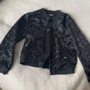 Bomberjacka  - Cool svart bomberjacka med leopard print🤩