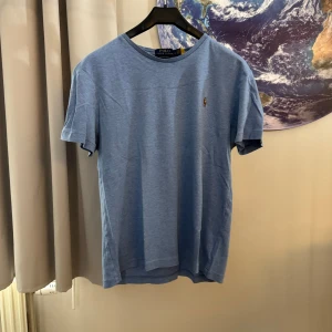 Polo T-shirt - GARDEROBSRENSNING! 🗣️ Jag säljer flera plagg som tyvärr inte passar mig. Här är några detaljer: * Plaggen är köpta på antingen NK eller Care Of Carl och kvitto/orderbekräftelse kan eventuellt tillhandahållas vid behov * Allt är i utmärkt skick! ✅