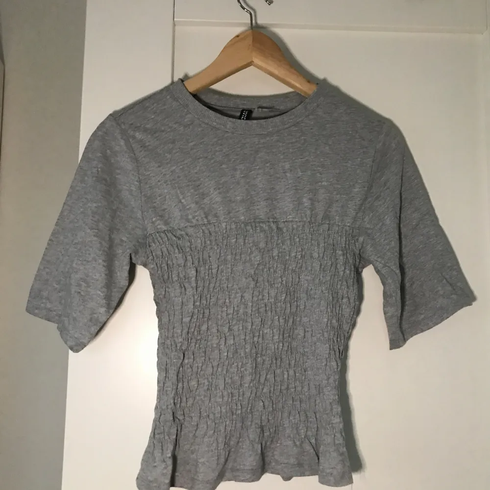 Säljer den slutsålda trendiga tshirten från Hm. Använd ca 2ggr så i mycket bra skick. Jättesnyggt till hösten, styla med ett par Jeans!. T-shirts.