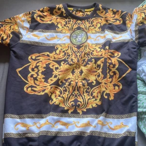 Versace tröja äkta - Jag köpte en Versace tröja till min pappa den var för stor jag köpte den i Paris så jag kan inte lämna tillbaka den den har taggen och allt storlek XXL