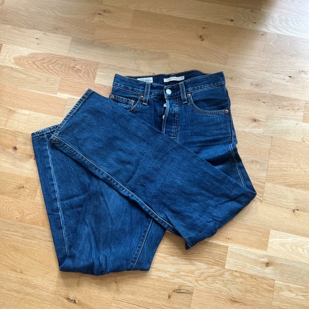 Snygga jeans från Levi’s i modellen ribcage straight💖 Köpta för 1200 kr Kontakta mig vid intresse och tveka inte med att ställa frågor 🥰. Farkut & Housut.