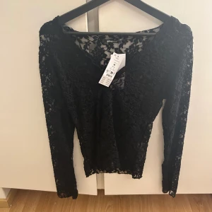 Spets topp - Säljer denna nya spets topp ifrån Gina tricot i storlek M som aldrig kom till användning