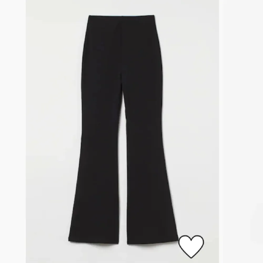 Ett par svarta byxor i trikå med bootcut från h&m i storlek S som aldrig är använda med lappen kvar. Midjemått ca 67, innebenslängd ca 85. Highwaisted. Stretchigt material. Dold resor i midjan. Köparen betalar frakten. . Jeans & Byxor.