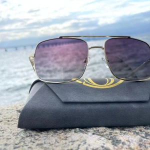 Solglasögon  - COLD  EYEZ  Underbara solglasögon för herr, samt har bra material på både solglasögon och boxen. Vi på COLD  EYEZ har tre olika färgen på solglasögon. Vi Fraktar runt hela Sverige. 