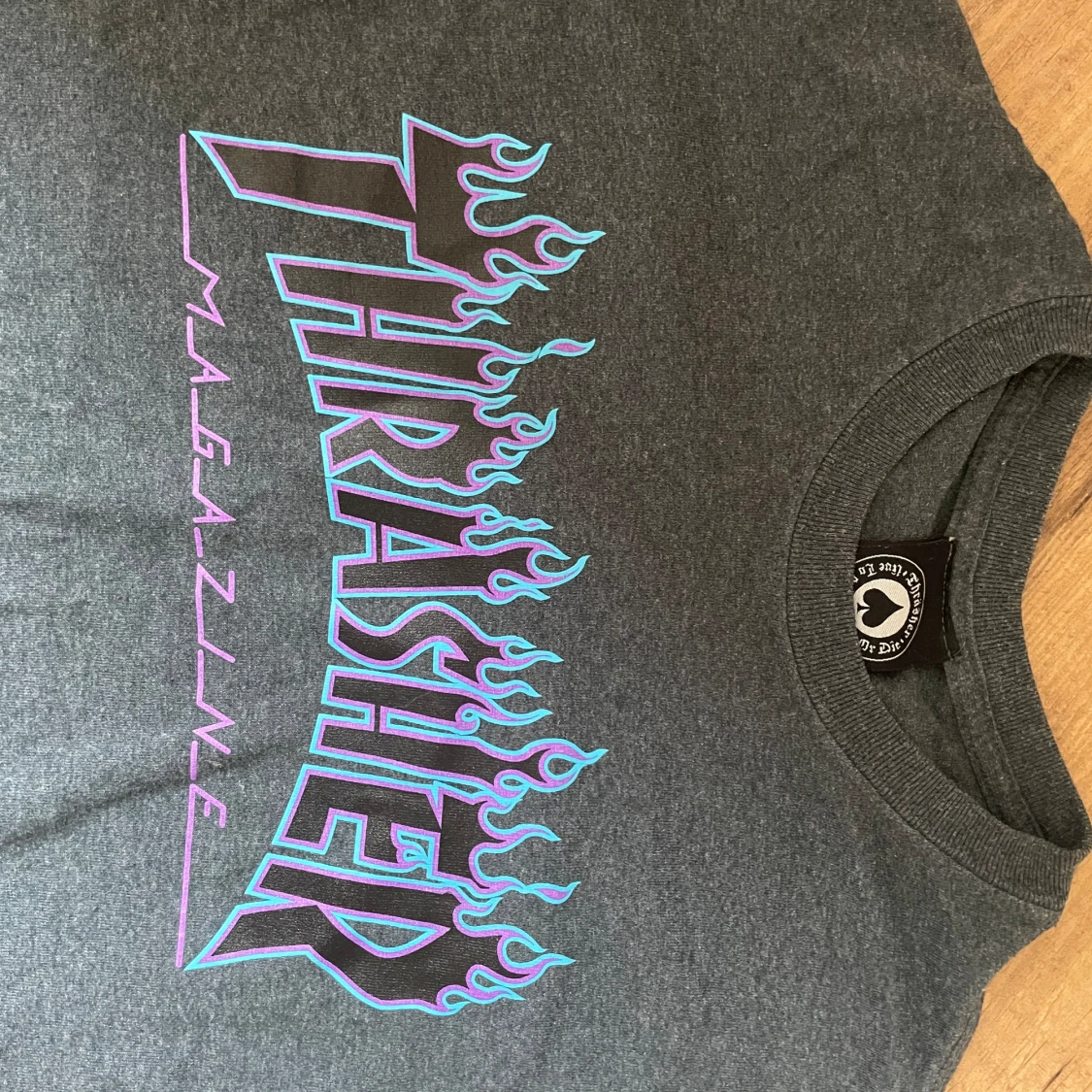 Grå Thrasher t-shirt med blå och lila tryck - 90