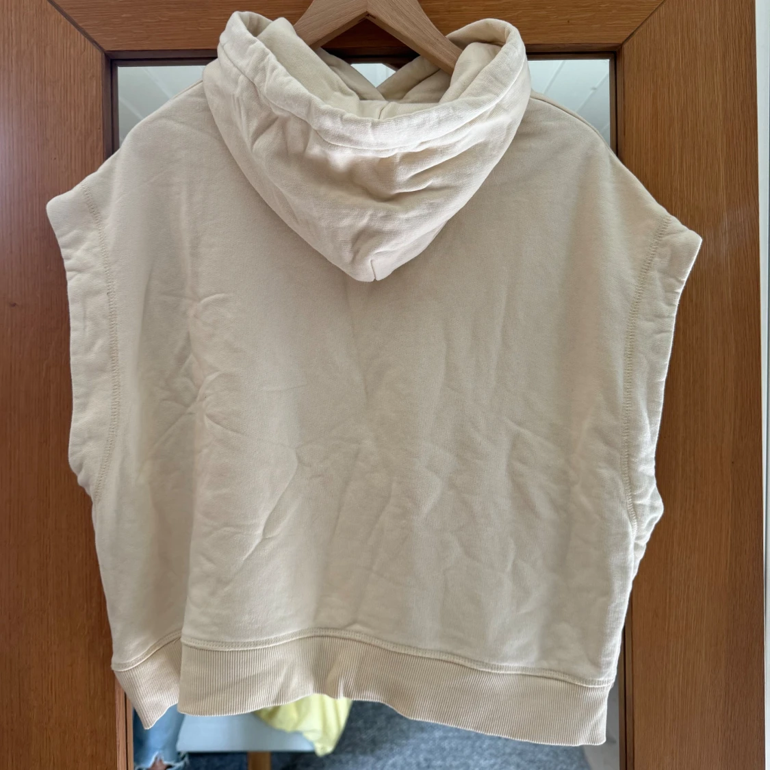 Beige ärmlös hoodie - 91