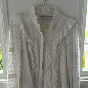 Spets blus🤍 - Superfin spets blus från Zara women🩷 den är aldrig använd så i nyskick😊köptes för 379, säljer den för 200kr. 