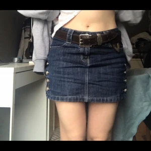 Y2K jeanskjol  - Såå cool jeanskjol i dark wash med knappar