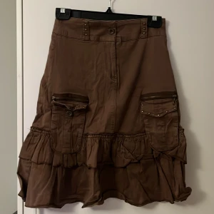 Brun kjol - Medellängd. Skriv om du har frågor!
