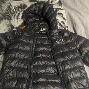 Armani jacka - Väldigt skön jacka att ha när det är vindigt men kommer tyvärr inte till användning något mer🤩pris går att diskutera