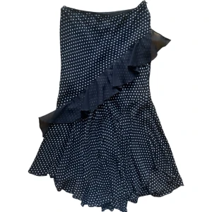 y2k vintage flowy midi/maxi skirt - snygg lång kjol i mesh tyg. Storlek 38 på lapp men mer en 34-36 i storlek. Har kort tyg under för att ej va genomskinlig. 🩷