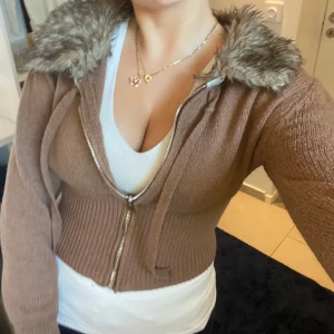 Romwe tröja - Romwe tröja, använd 2 gånger, dm för fler bilder💕