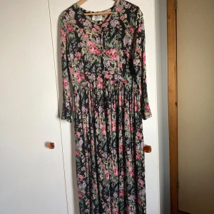 Klänning  - Klänning från Lindex storlek 40 (som en medium , liten large ) . Knappt använd så i fint skick. Köparen betalar frakt