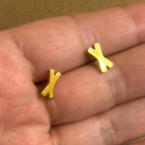 Kors örhängen  - Guldiga örhängen material stål  Kan träffa i Gbg och hämta i majorna 
