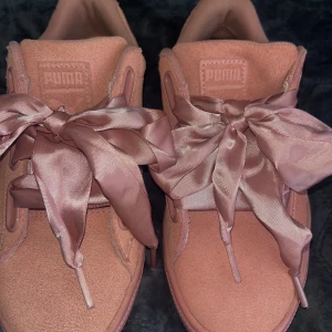 Puma sneakers  - Super söta korallrosa sneakers i mocka  med sidenband från Puma!🌸💗 nästintill helt oanvända! Skriv privat för fler bilder!