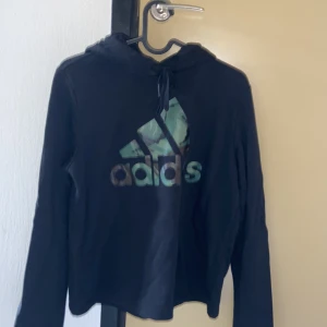 Adidas hoodie - Lappen där bak är avklippt så vet inte storlek, skulle säga s/m. 