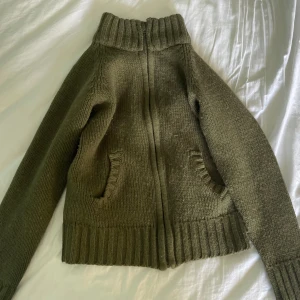 Kofta - Grön kofta med dragkedja, skulle uppskatta att den är i storlek S. Skitsnygg och bekväm! 