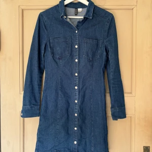 Mörkblå jeansklänning från H&M - Säljer en mörkblå jeansklänning köpt på secondhand men ursprungligen från hm. Jag säljer den då den tyvärr va förliten på mig. köpt för 150kr säljer för 100kr!🩷 går att pruta 