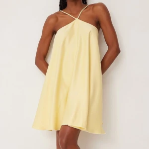 Klänning - En gul cupcake mini dress från NA-KD. Tyckte inte om hur den satt på min kropp så har inte använt den.  Original pris: 649kr