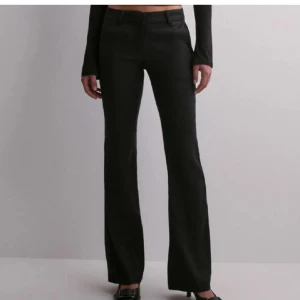 Linnebyxor/ kostymbyxor nelly - Säljer dessa oanvända lågmidjade linnebyxor/ kostymbyxor från nelly då de inte passade men hann inte skicka tillbaka