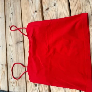 Röd linnetopp från Gina Tricot - Säljer en snygg röd linnetopp från Gina Tricot i storlek XS. Toppen har smala axelband och är perfekt för sommaren. Den är i bra skick och passar både till vardags och fest. Köp direkt eller ge prisförslag 💛