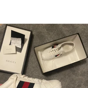 Gucci aces - Riktigt feta Gucci aces i storlek 42.5 men passar som 43. Bra skick endast lite creasade men annars inget fel.