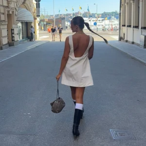 Klänning  - Skit snygg klänning med öppen rygg, har två så säljer denna! 