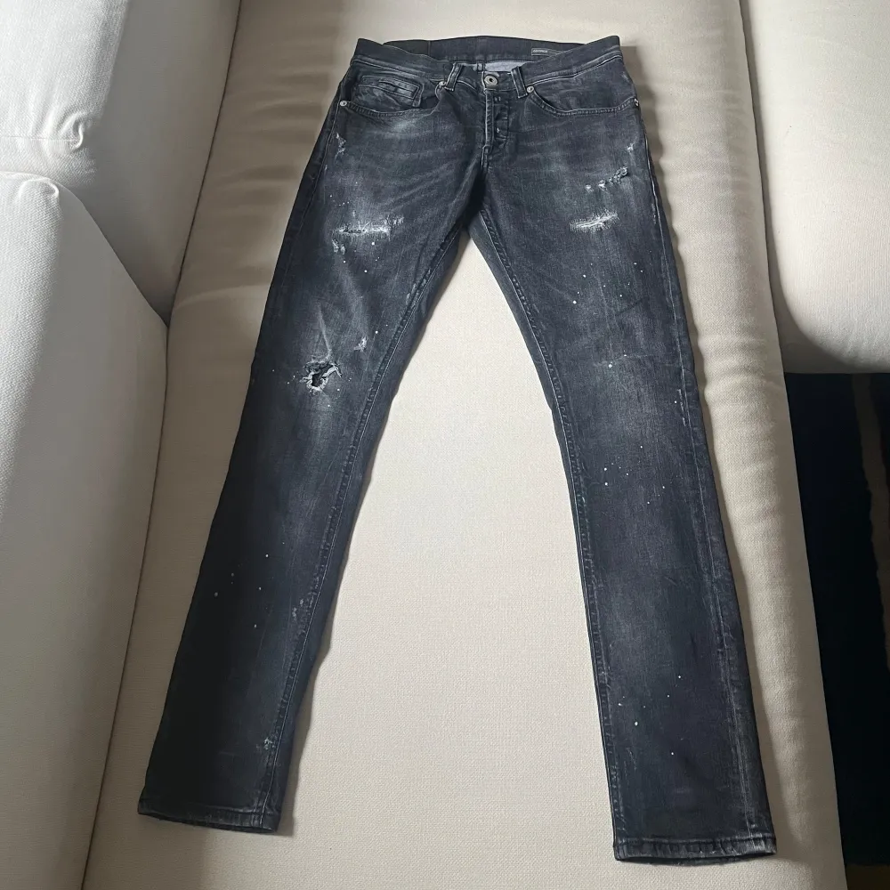 Dondup jeans i storlek 29 och färgen grå. Jätte bra skick!! Modell George sitter hur bra som helst 👌va inte rädd för att skicka ett prisförslag. Jeans & Byxor.