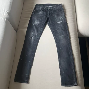 Dondup George jeans - Dondup jeans i storlek 29 och färgen grå. Jätte bra skick!! Modell George sitter hur bra som helst 👌va inte rädd för att skicka ett prisförslag