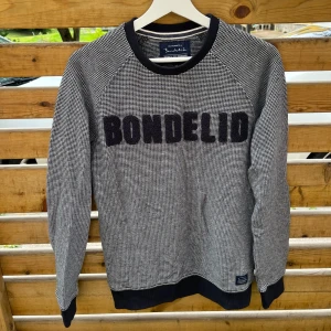 Bondelid tröja - Bondelid tröja i fint skick!   Skriv gärna om du har några frågor eller funderingar 😊 Postas samma dag eller dagen efter 🚀